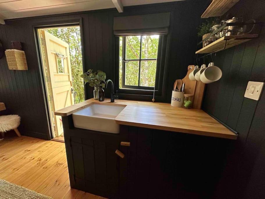 Cornwall Woodland Shepherd'S Hut - Dennis Hut Bodmin Exterior photo